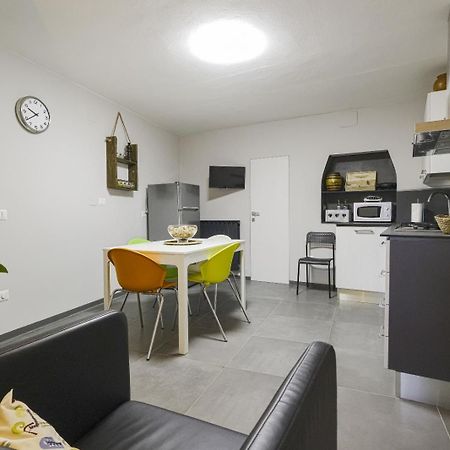 Casa Vacanze Vicolo Della Luna Ambra Exterior foto